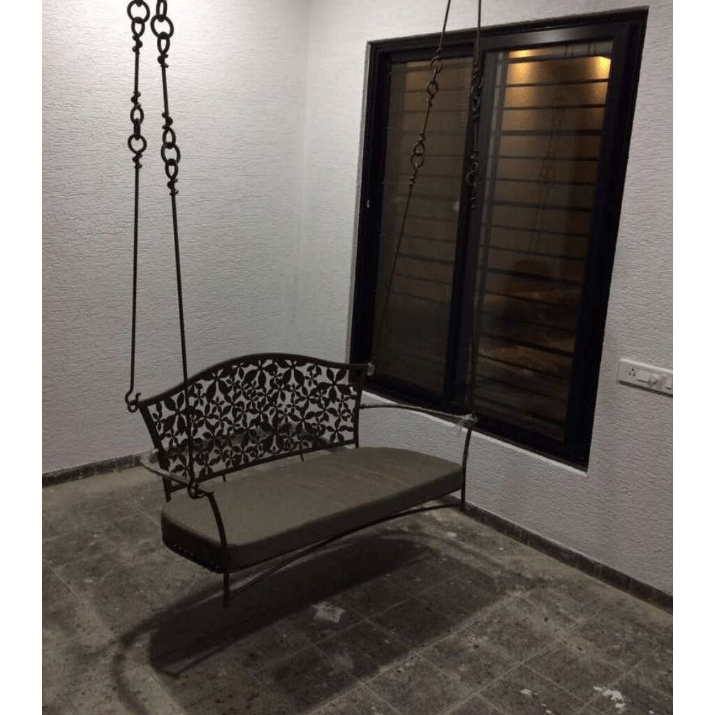 Outdoor Swing – Stain-Resistant, Weatherproof Elegance